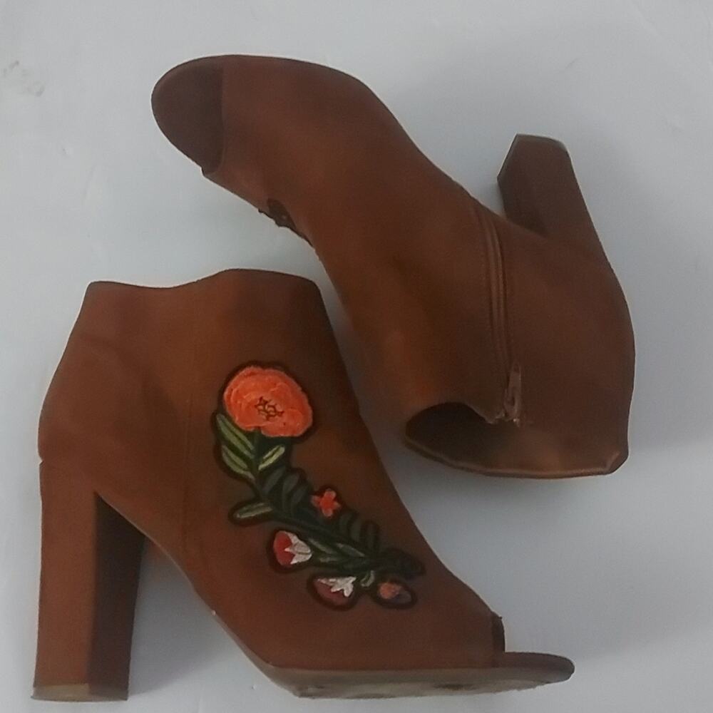 Bamboo Encounter-55S Embroidered Floral Faux-Suede Bootie 11 Fall Boho Cowgirl